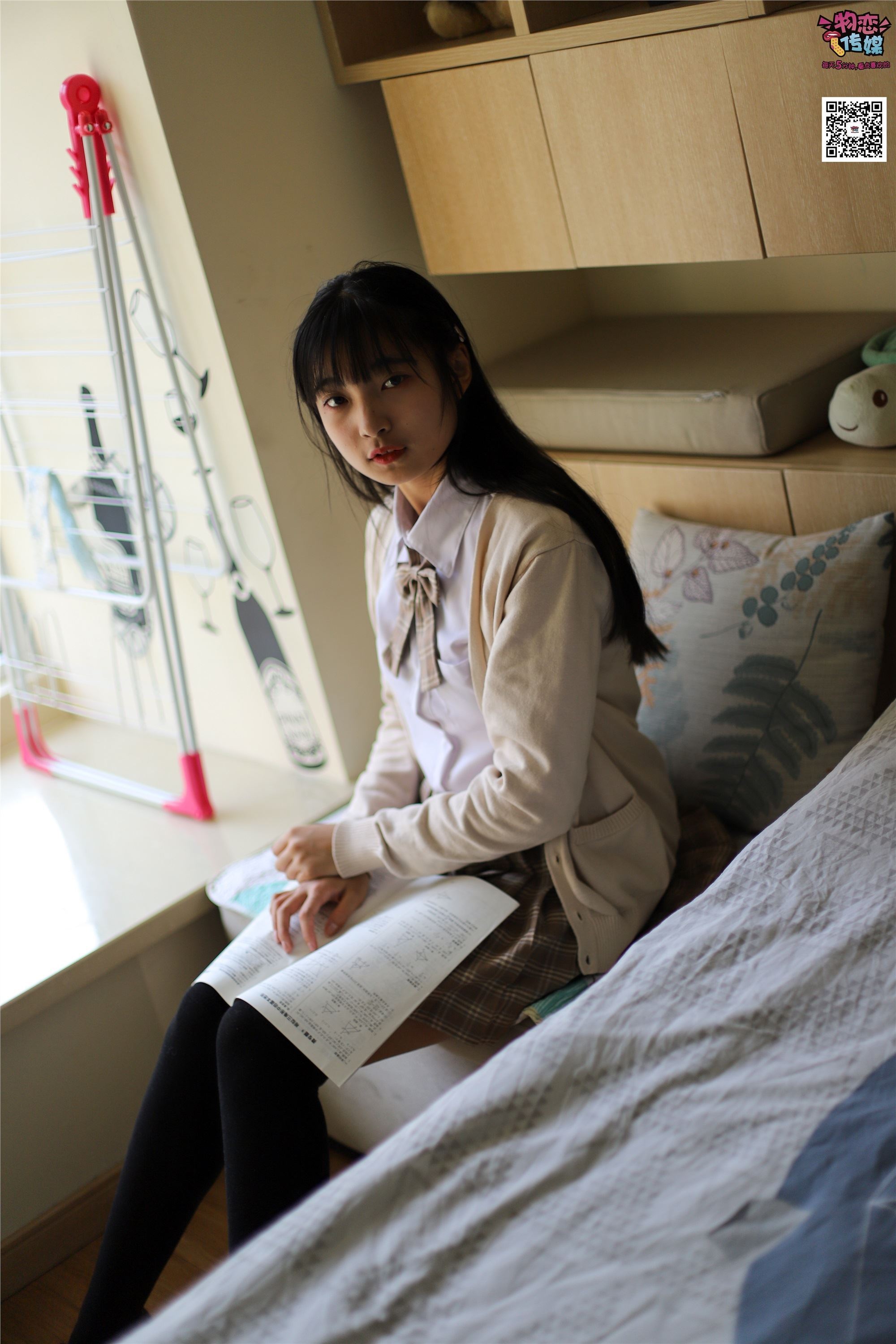 物恋传媒 No.005 JK制服高中小姐姐，棉袜加丝袜